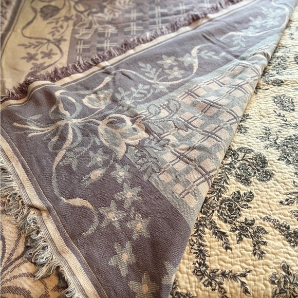 Vintage Tapestry Elegant Floral Patterned Blanket - Cream and Purple - Picture 3 of 7